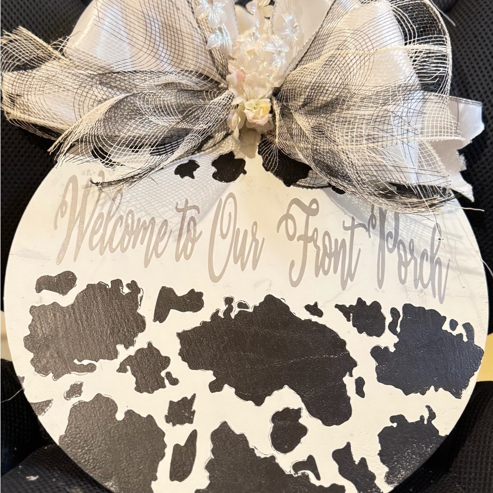 Black and White Welcome Sign